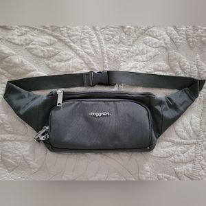 NWOT Baggallini Handsfree RFID Waist/Fanny Pack/Belt Bag